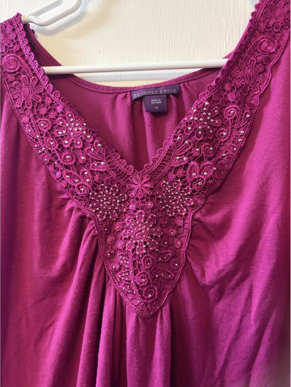 Beverly Drive Women's Embellished V-Neck Top Size 1X - Picture 3 of 4
